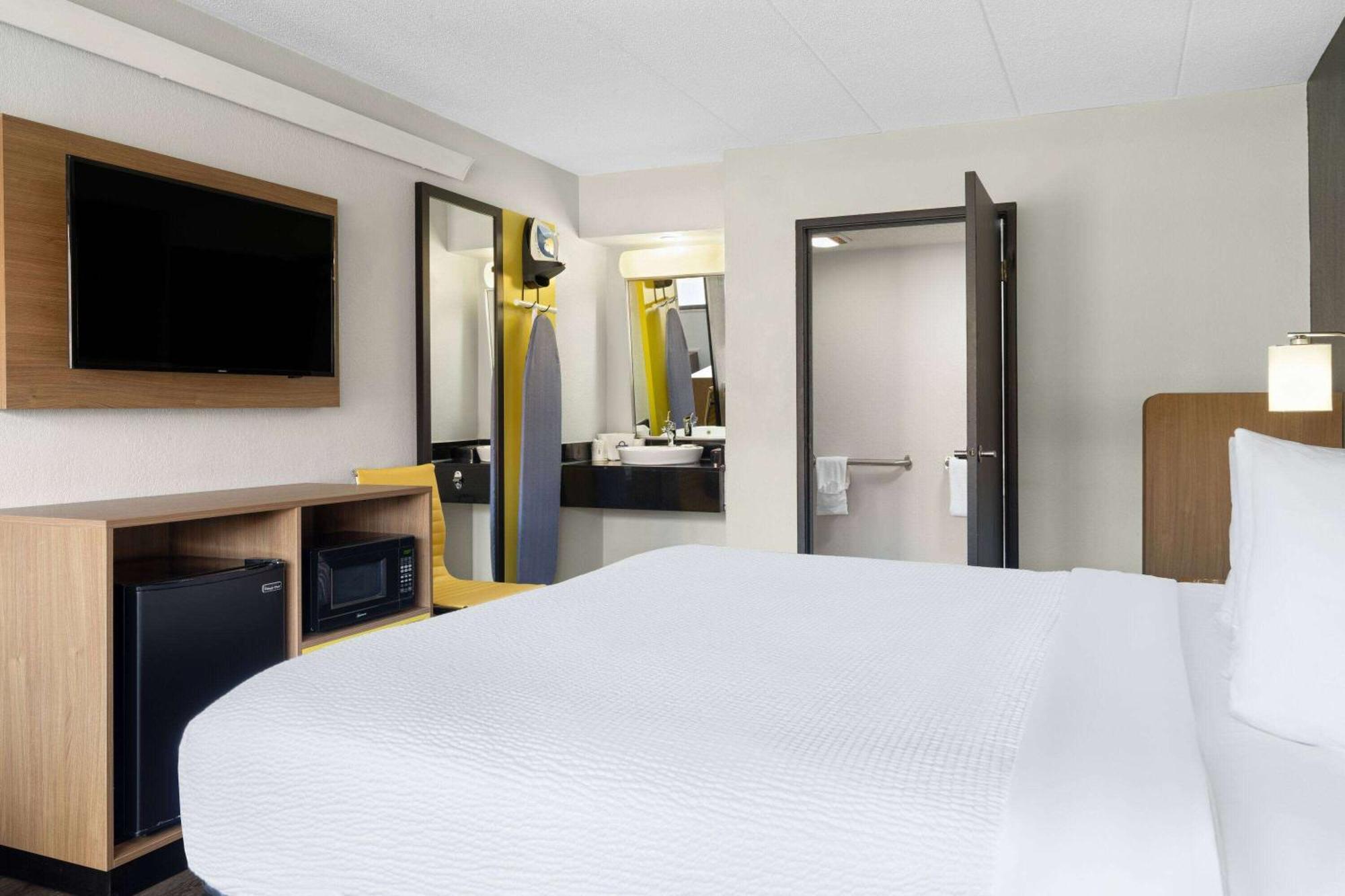 Days Inn By Wyndham Columbus Worthington 외부 사진