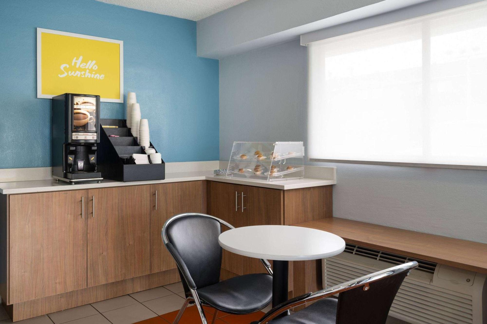 Days Inn By Wyndham Columbus Worthington 외부 사진