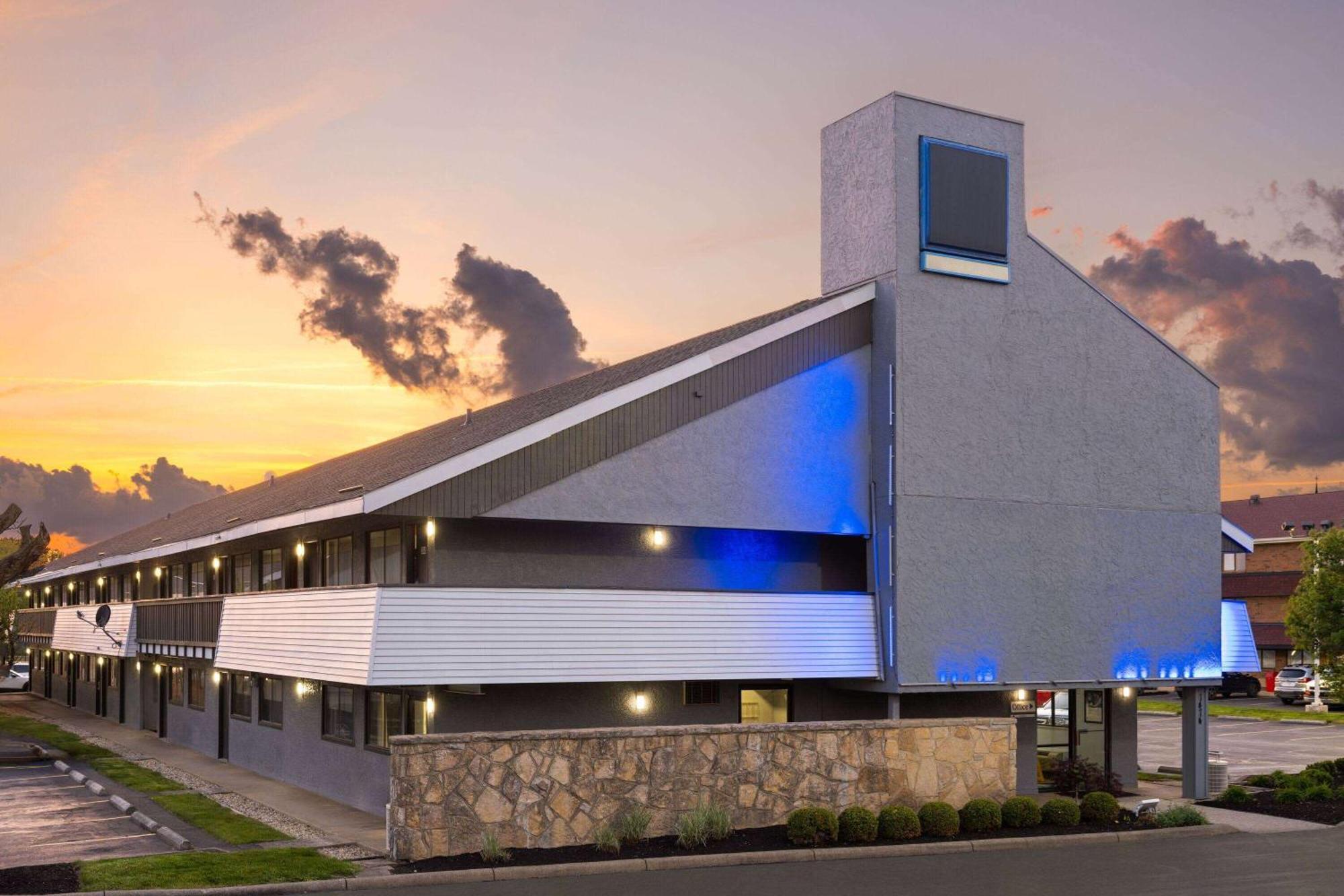 Days Inn By Wyndham Columbus Worthington 외부 사진